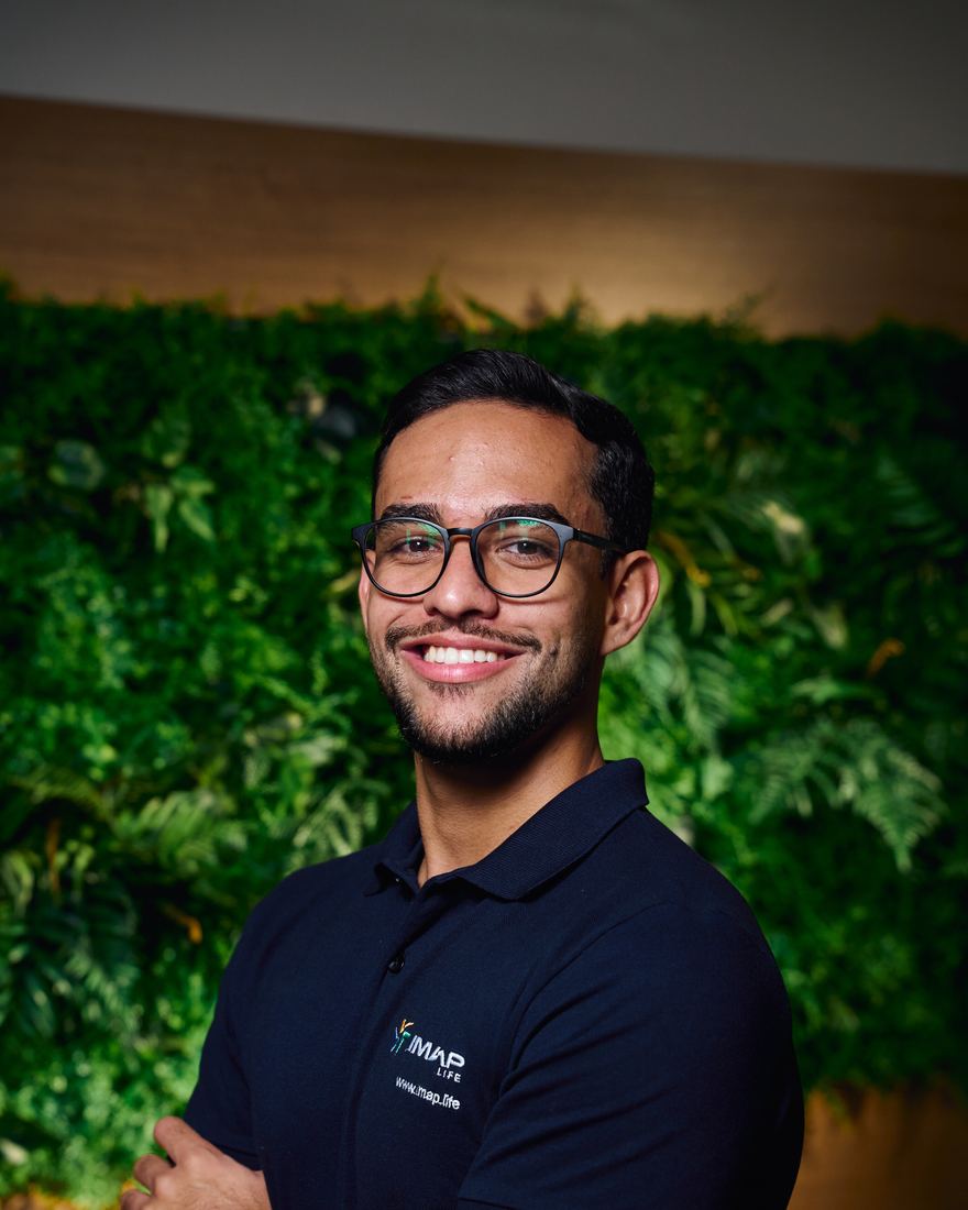João Soares, fisioterapeuta em Indaiatuba, sorrindo de braços cruzados