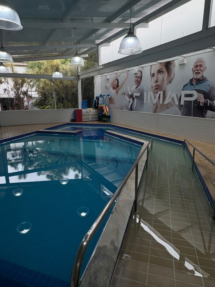 Piscina coberta de reabilitação do IMAP.Life, com rampa de acesso e corrimão