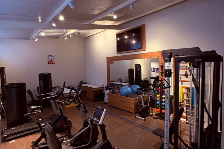 Sala de reabilitação com equipamentos de treino